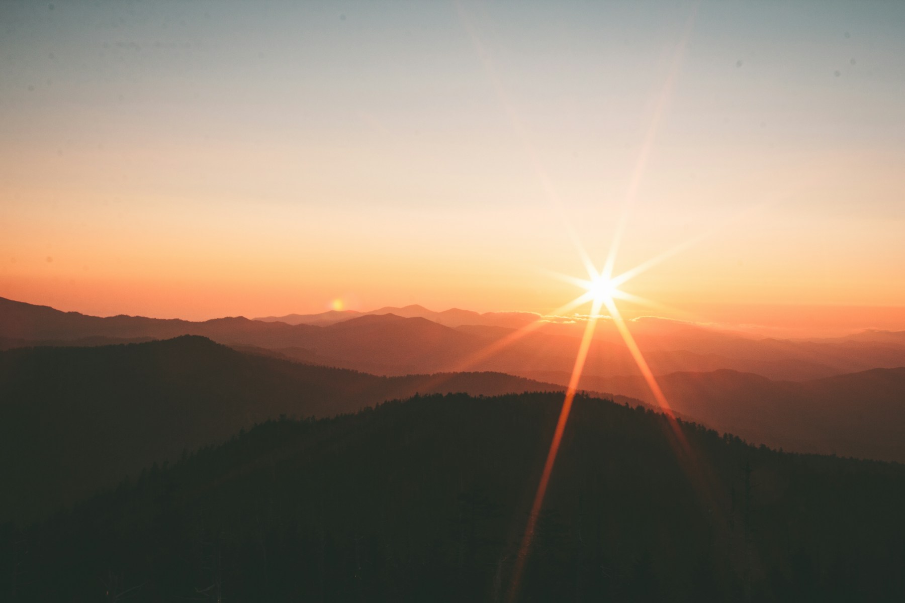 Rustig landschap bij zonsondergang